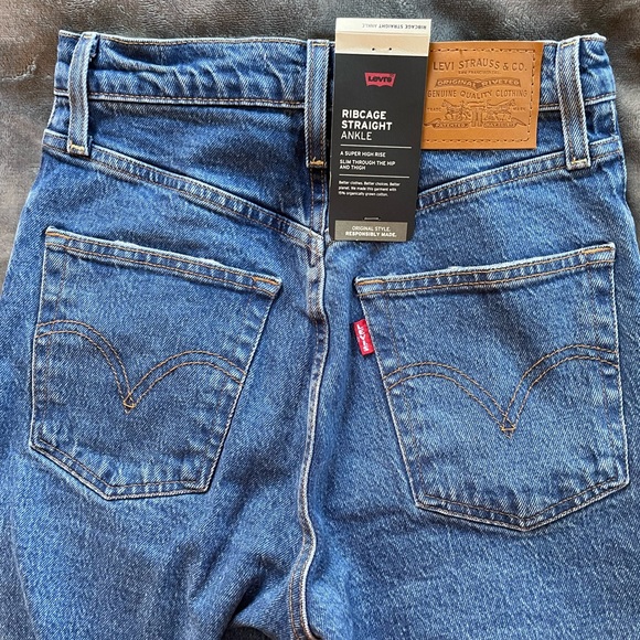 NWT LEVI’S RIBCAGE STRAIGHT ANKLE WOMEN'S JEANS - Picture 7 of 11